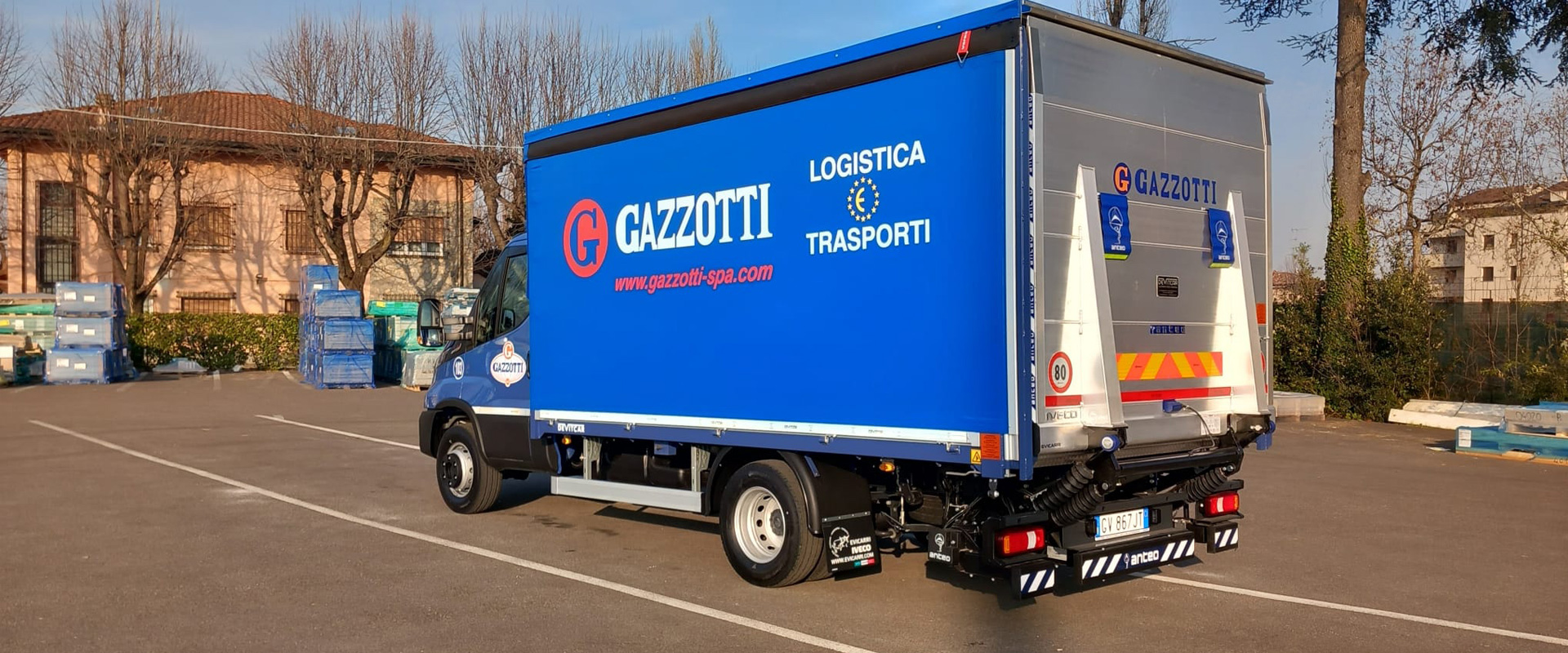 Camion équipé d'un hayon élévateur hydraulique