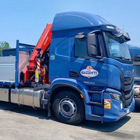 Tracteur routier à 3 essieux avec grue