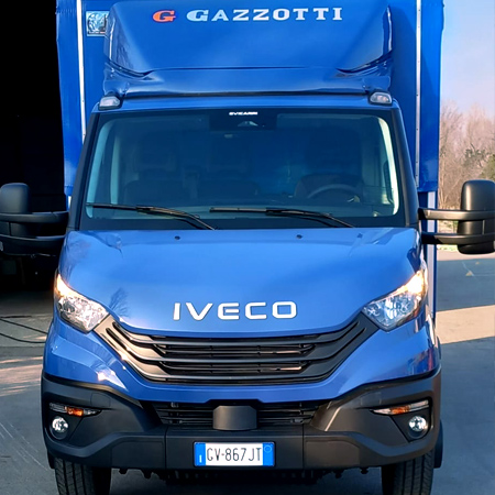 Truck with hydraulic tail lift
