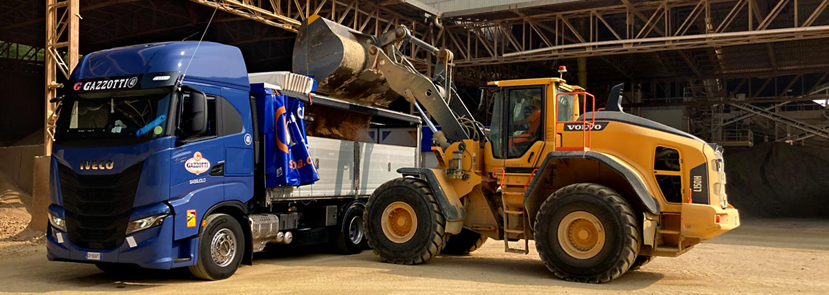 Autotreno per trasporto sabbie e argille