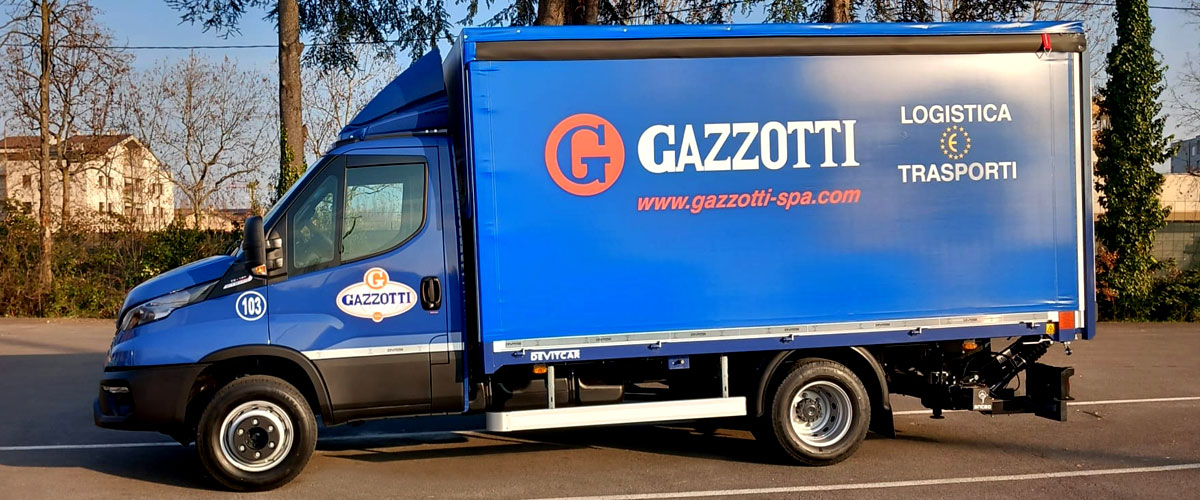 Autocarro con sponda idraulica