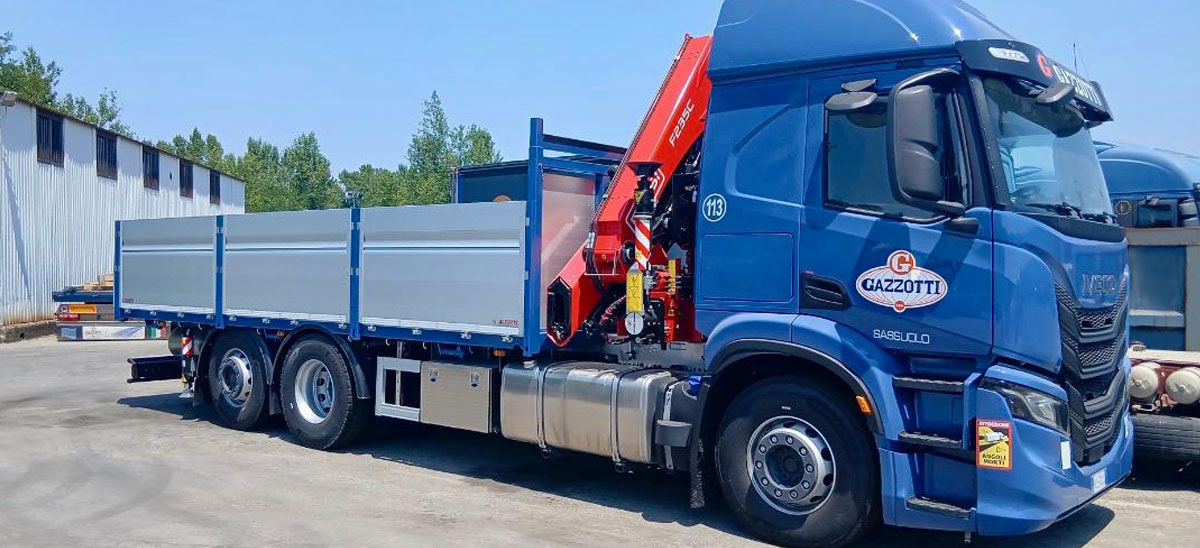 Camion motrice 3 assi con gru